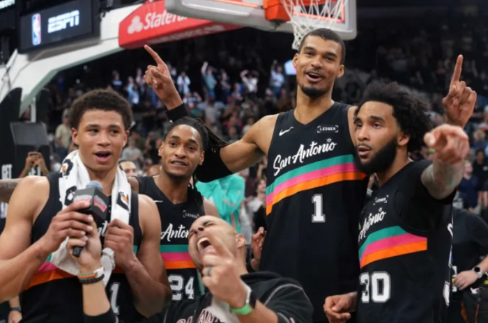 22+10+10，4号秀超级崛起，说他是保罗接班人，可能并非开玩笑|马刺|克里斯·保罗|卡斯尔|哈珀|圣安东尼奥马刺队_新浪体育_新浪新闻